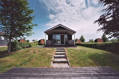 Schönes Haus mit Veranda und Steg