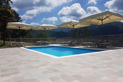 Hochwertige Wohnung in Pelago mit Pool