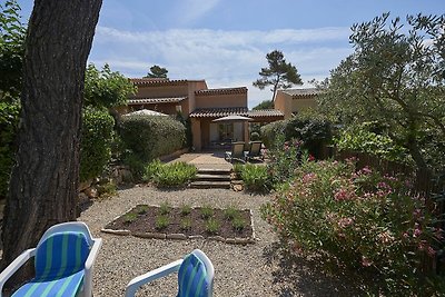 Provencal Bastide in einem grünen Gebiet