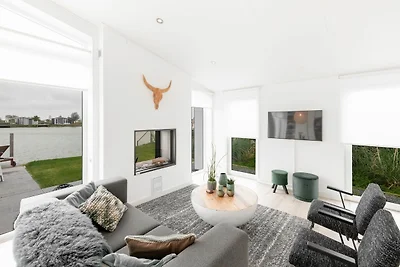 Modernes Chalet mit Steg und Terrasse