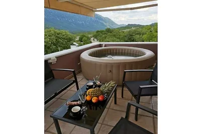 Bellezza della natura con piscina e...