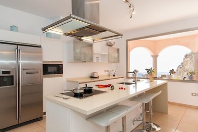 Luxurious holiday home with a fantastic mount...