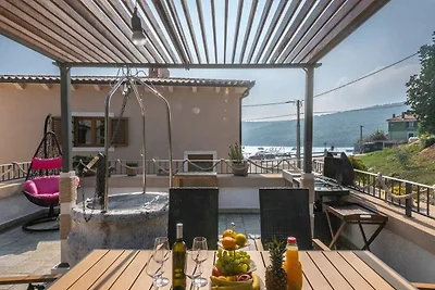 Villa con jacuzzi e terrazza panoramica