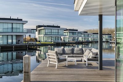 Luxe villa met eigen aanlegsteiger