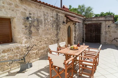 Villa in Margarites mit Pool und Bergblick