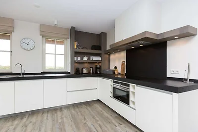 Villa mit Strohdach mit einer Sauna in...