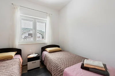 Simplistic Apartment in Neviđane mit Balkon