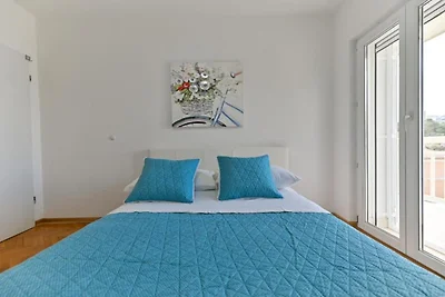 Deluxe Three Bedroom Apartment with Balcony a...
