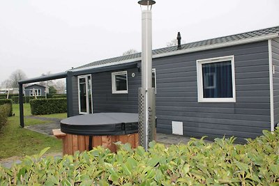 Schönes Chalet mit Whirlpool in Lathum