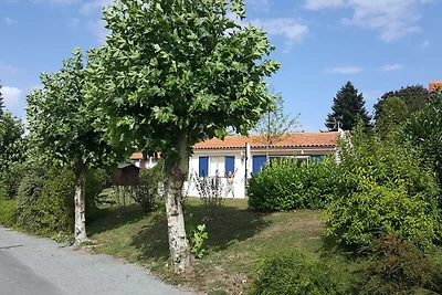 Bungalow urbano a Écuras con piscina