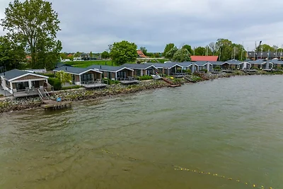 Modern chalet direct gelegen aan het...