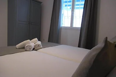 Villa con piscina e accesso privato alla...