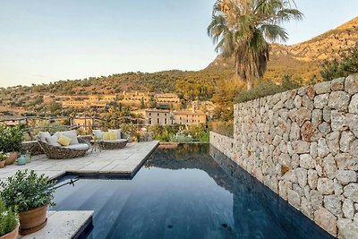 Elegante casa vacanze con vista su Deia