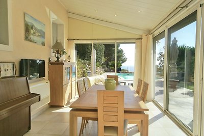 Cozy Holiday Home in Carqueiranne with Swimmi...