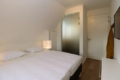 Strohgedeckte Villa mit Lounge am Wasser