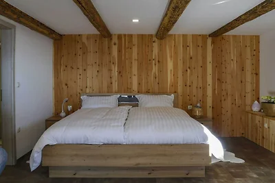 Mountain Vibrant and Timeless Apartment with ...