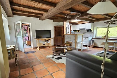 Bauernhaus in Belgien mit grünem Garten