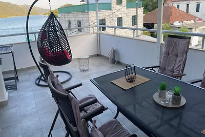 Four Bedroom Holiday Home with Sea View