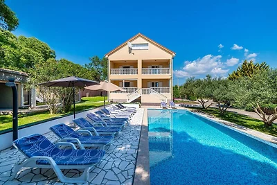 Villa mit Infinity-Pool in Kakma