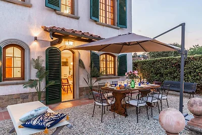 Villa a Lucca con Piscina e Vista Campagna
