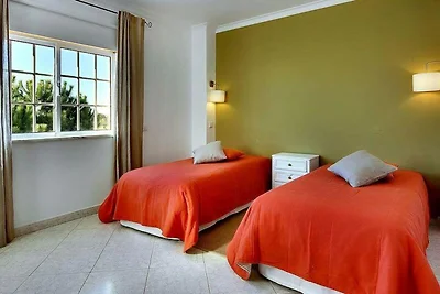 Villa in Guia mit Pool und Meerblick