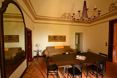 Elegante villa storica con piscina nella regi...
