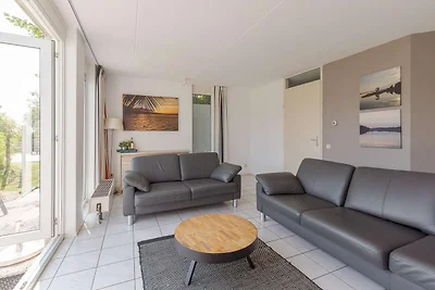 Bungalow am Wasser mit Garten