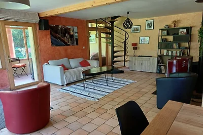 Großes Familienhaus mit bewaldetem Garten