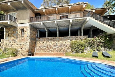 Villa mit großen Räumen und privatem Pool mit...