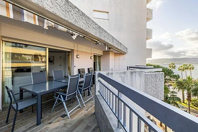 Appartement met terras en uitzicht op zee, op...