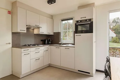 Schönes Ferienhaus mit Sauna in einem Ferienp...