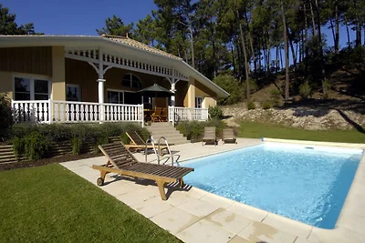 Villa mit Schwimmbad 2,2 km entfernt.