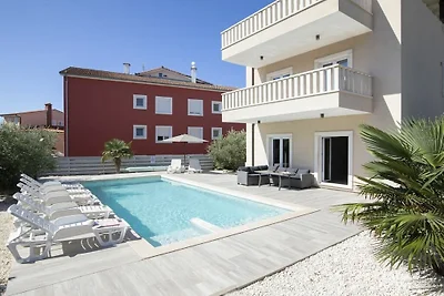 Villa in Premantura mit Schwimmbecken