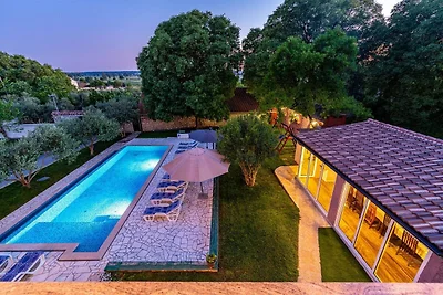 Villa mit Infinity-Pool in Kakma
