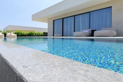Villa in Tkon mit Schwimmbecken