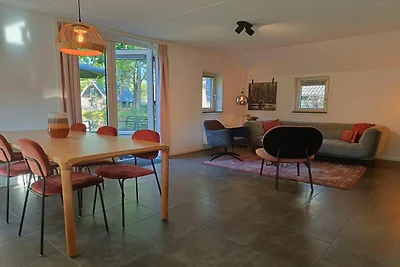 Geräumige Steinvilla am Wasser