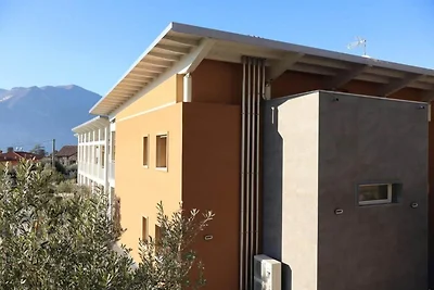 En una residencia, con aire acondicionado y u...