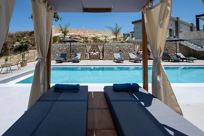 Villa Kournas para 12 huéspedes con piscina.