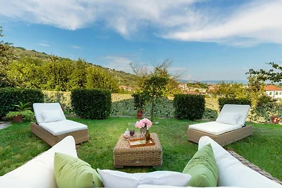 Charmantes Ferienhaus in Uzzano mit Garten