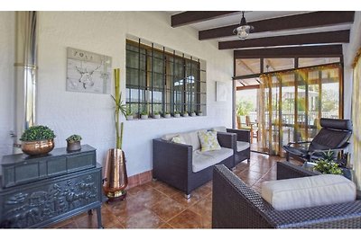 Cozy cottage with pool and air conditioning f...