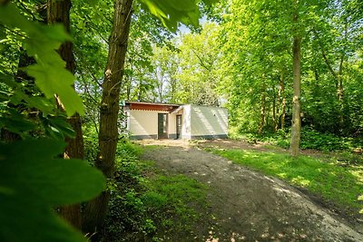 Wunderschön im Wald am Wasser gelegen.