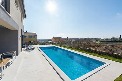 Moderne Villa mit Pool und überdachter...