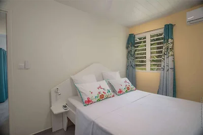 Bungalow met uitzicht op zee en de bergen