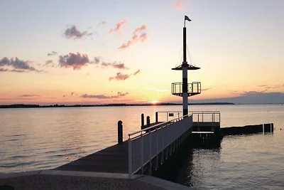 Gelukzaligheid aan het meer in de jachthaven ...