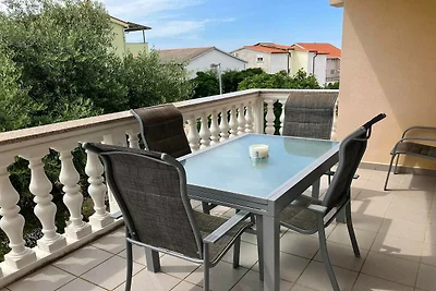 Fuga luminosa lungo la strada del villaggio