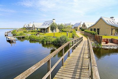 Moderne Lodge am Wasser in einem Nationalpark