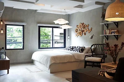 Executive Elegance | Luxe Suite for Travelers