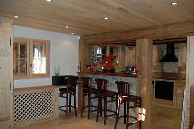 Traditionelles Chalet mit Bergblick