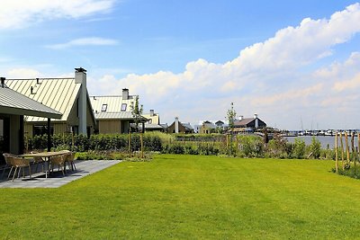 Moderne Lodge am Wasser in einem Nationalpark