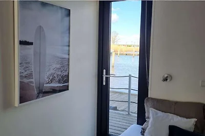 Casa flotante en Anjum con piscina